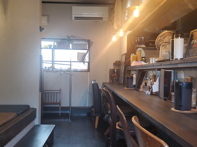 オーナーの好みを詰め込んだような店内