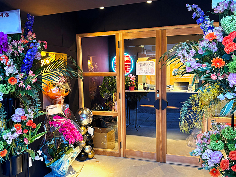 夜のドライブ途中に立ち寄れる店をイメージ。アサイーボウル（1,100円～）やドリンク（400円～）も販売する