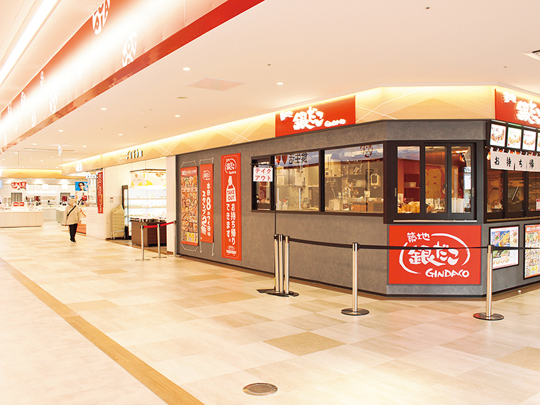 通路は広々。グルメ店が立ち並び、楽しい雰囲気になった