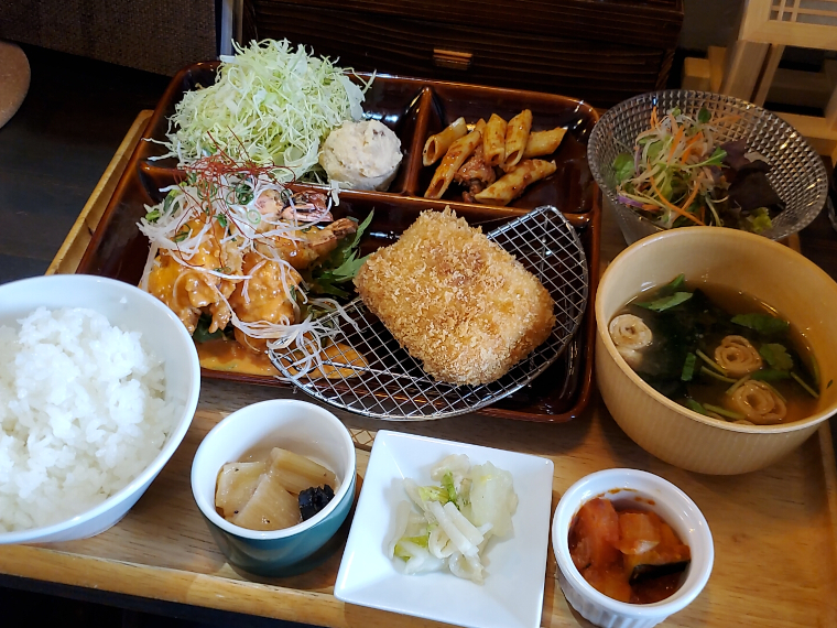 「エビマヨと豚クリームコロッケ」のコンビは定食で1,700円