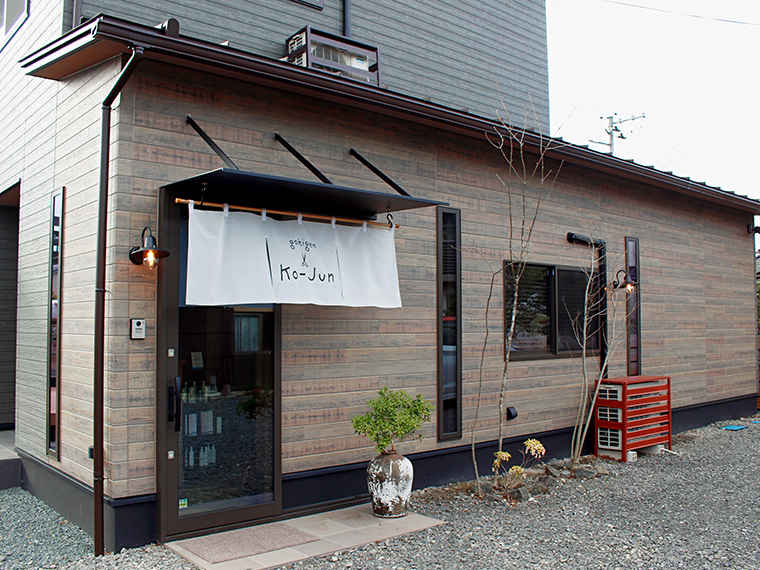 2026年4月現在は神奈川でも美容室を営んでいるため、毎月15・16日から半月のみで営業