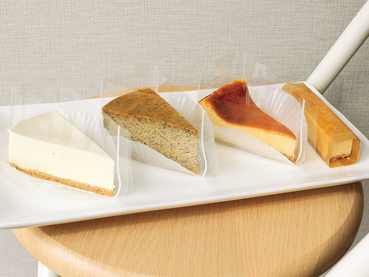 左から「白いレアチーズ」「紅茶のベイクド」「カマンベールベイクド」（各500円）、「ベイクド・ステック」（250円）