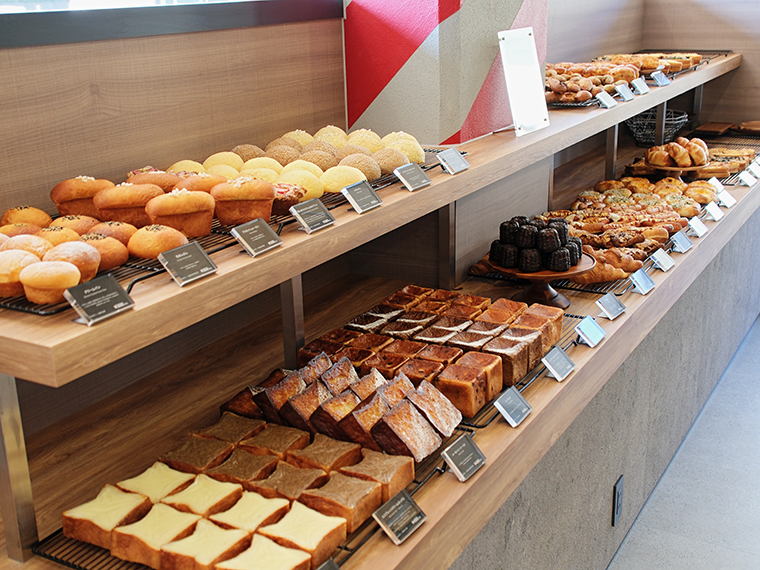 福島のご当地グルメを取り入れたパンたちが並んでいる