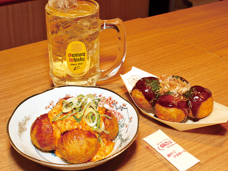 酒場で提供する「四川麻辣マヨ」（539円）、「ソースたこ焼」（429円）、「角ハイボール」（495円）
