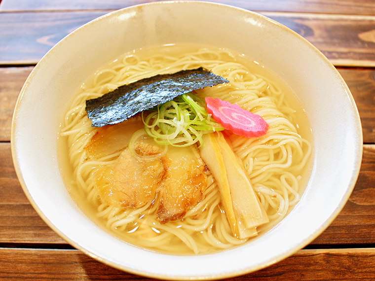ハマグリなど貝ダシを使った「塩ラーメン」（850円）