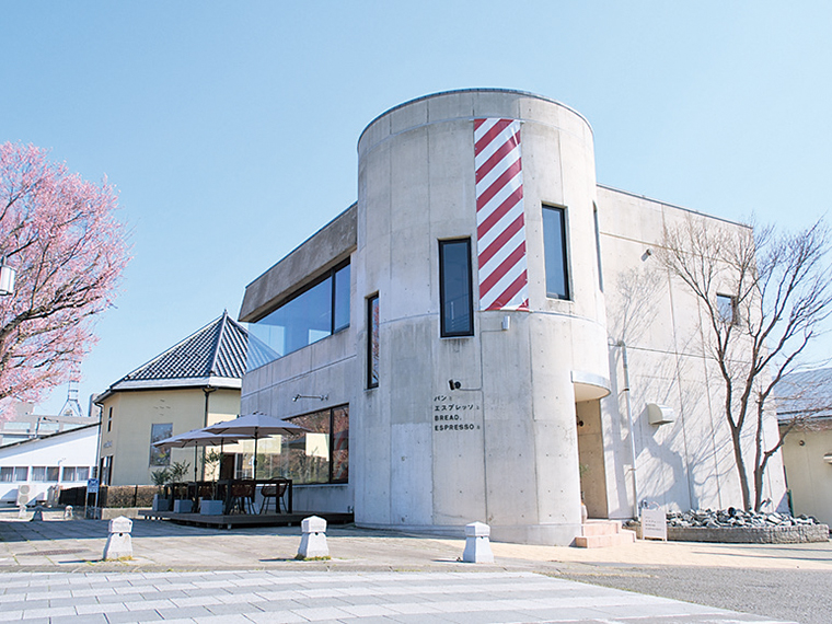 モダンなコンクリートの建物。四季折々の風景も満喫できる