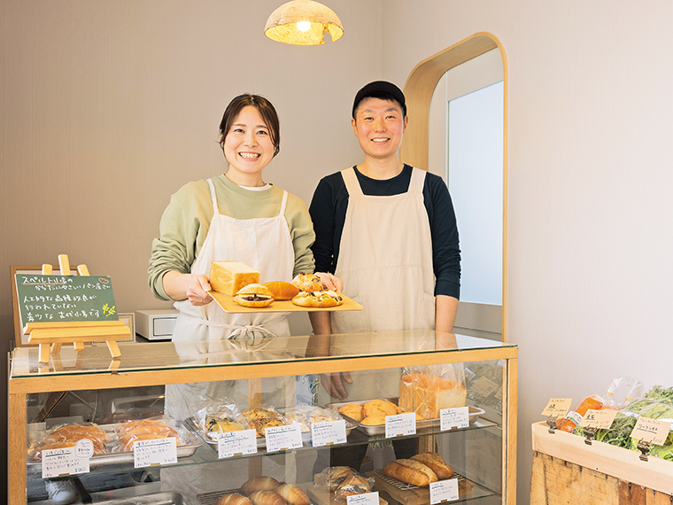 明るい店内では、五十嵐さんご夫妻が笑顔で迎えてくれる。店では近隣農家が栽培する自然農で作られたハーブや無農薬野菜、厳選したこだわりの塩、菓子なども販売