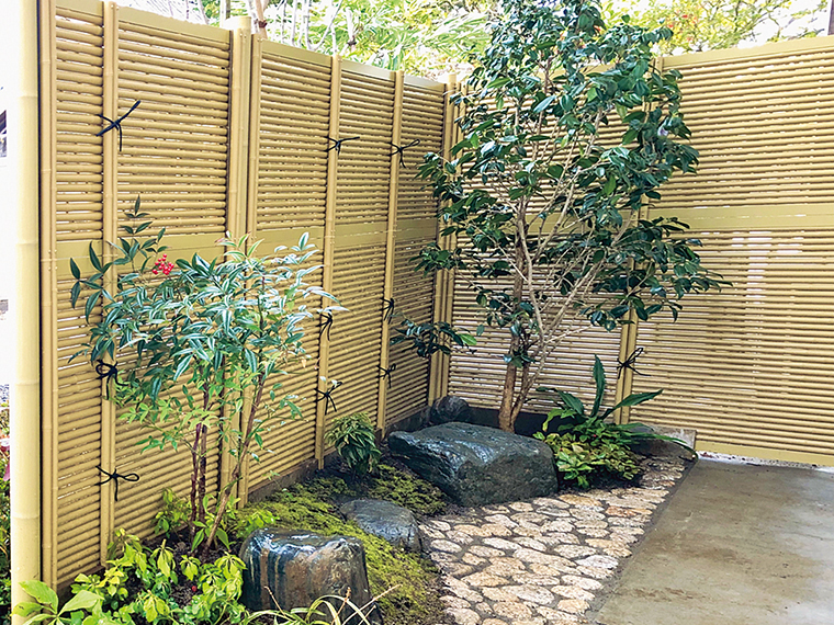 和の趣がある竹垣。限られた空間で庭を感じられる