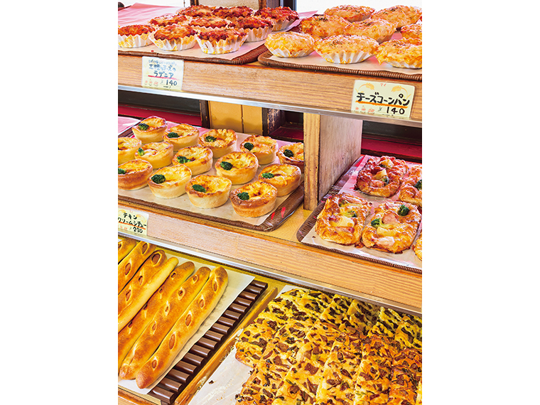 次々にパンが焼き上がる店内は、常に幸せな香りで満たされている。季節限定のオリジナルパンも見逃せない