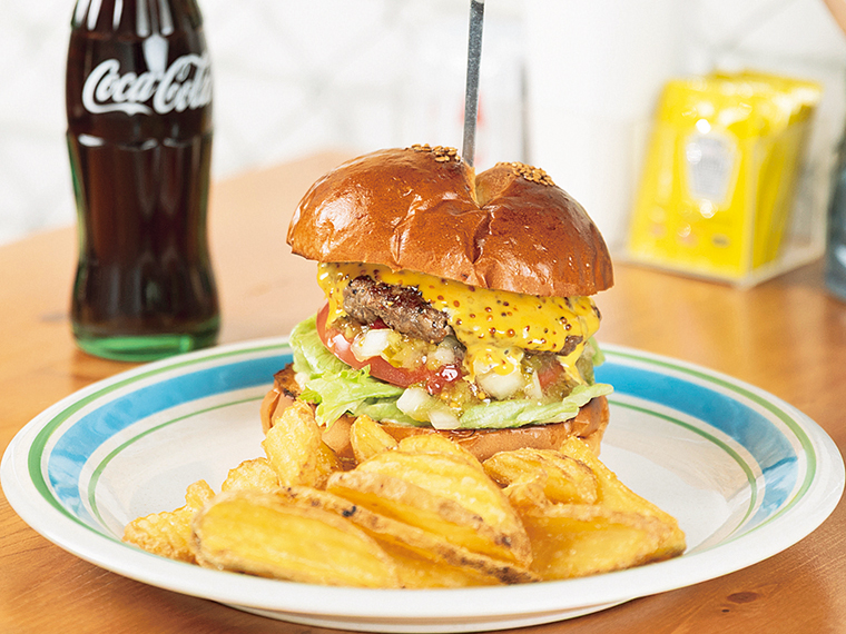 「ハンバーガー」（1,150円）、ポテト付きは1,400円。プラス300円で付けることができるドリンクは、15種類と豊富にラインアップ