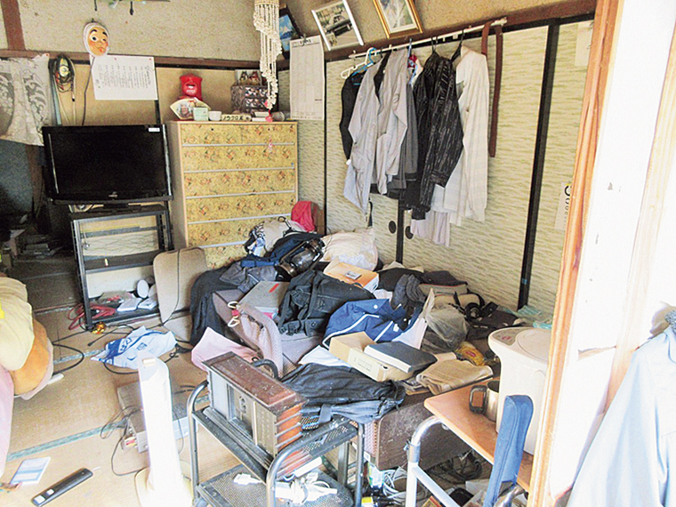 整理処理前の遺品や廃棄物であふれた部屋の一例。無料で相談・見積もりを受付中