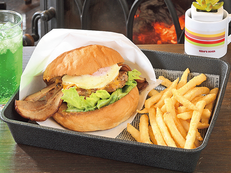 「HEROバーガー」（1,280円）。絶妙な塩加減の「フライドポテト」とドリンク付きのセットは1,900円。写真はメロンソーダをチョイス