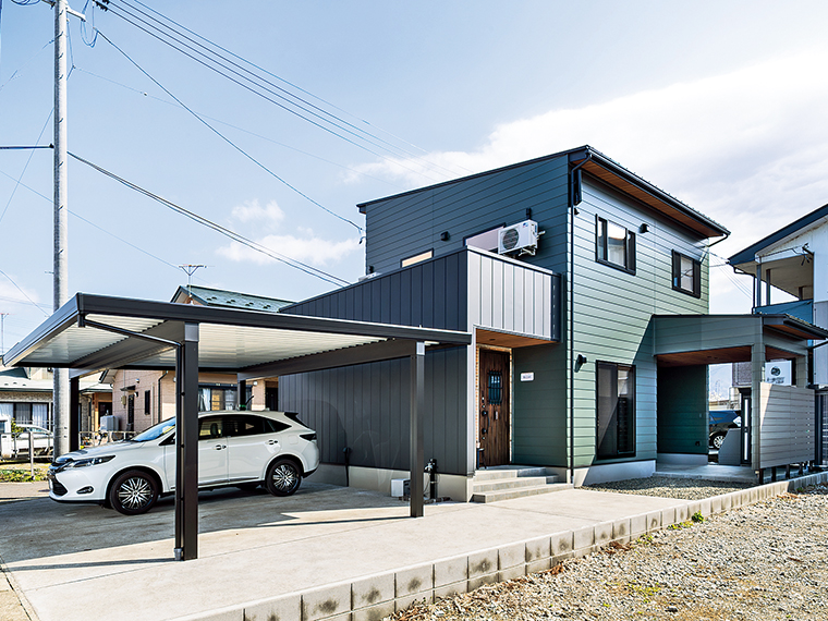 インダストリアル風の住宅に合わせ、外構もモノトーンに統一。地面には手入れしやすい素材を採用した