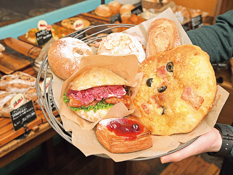 ハード系、スイーツ系、サンドと多彩なパンがずらり。途絶えることなく客が訪れ、人気ぶりがうかがえる