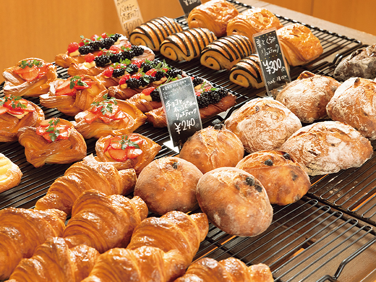 様々な表情のパンが所狭しと並ぶ。常に 「お客様の記憶に残るパン」を目指し、 食感や味を追求しているという※2026年4月1日から料金が変更