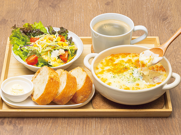 「春の幸せランチセット～北海道産かぼちゃとくんちゃまベーコンの贅沢グラタンランチ～」（1,300円）※通常1,500円を2026年5月末まで限定価格で提供［提供時間／11：30～13：30ラストオーダー］グラタン、バゲット（自家製ホイップバター付き）、日替わりサラダ、ドリンク