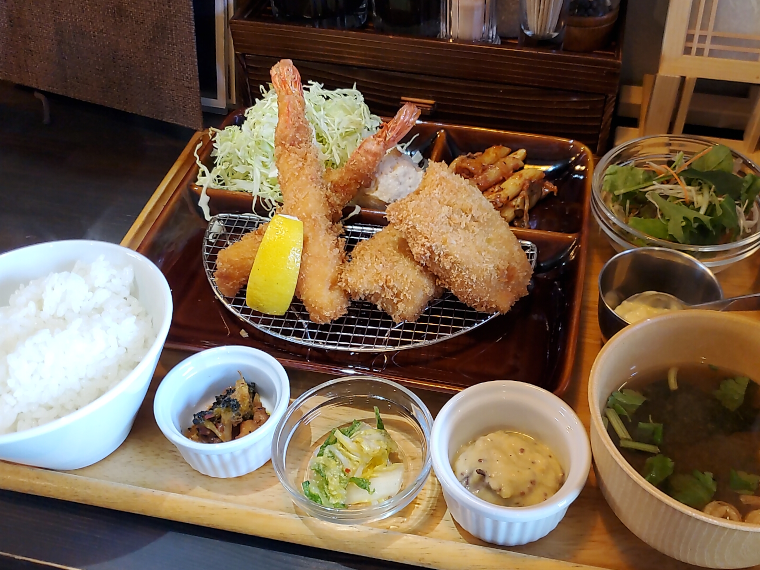 「エビフライとヒレカツ」のコンビは定食で1,800円