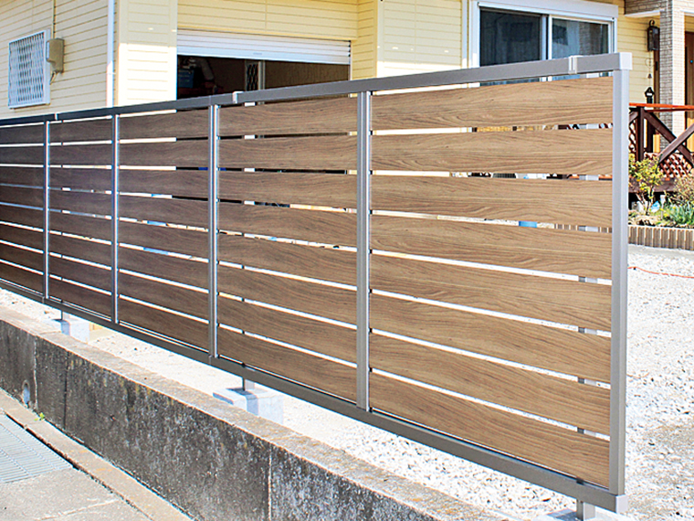 施工後：生垣をおしゃれな木目調フェンスに変更。目隠し効果が高まり、プライバシーも確保