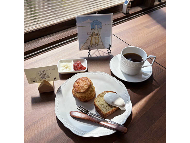 左から「スコーン」「パウンドケーキ」、一杯ごと丁寧に淹れるハンドドリップコーヒー。スイーツとドリンクのセットでペアリングを楽しんでみて