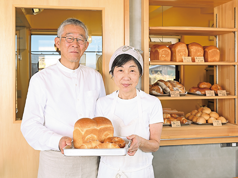 「地域の人に喜んでもらえるパンを作り続けたい」と話す美代子さん。卓雄さんは、接客とドリンクを担当。コーヒーや紅茶など全て300円で提供する