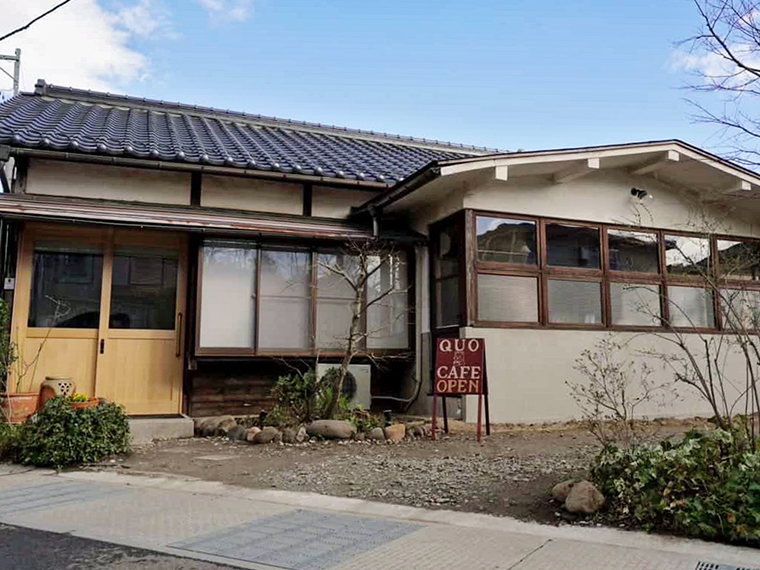 レトロかわいい手書き看板が目印。瓦屋根や木材を生かし、古民家の雰囲気を残した