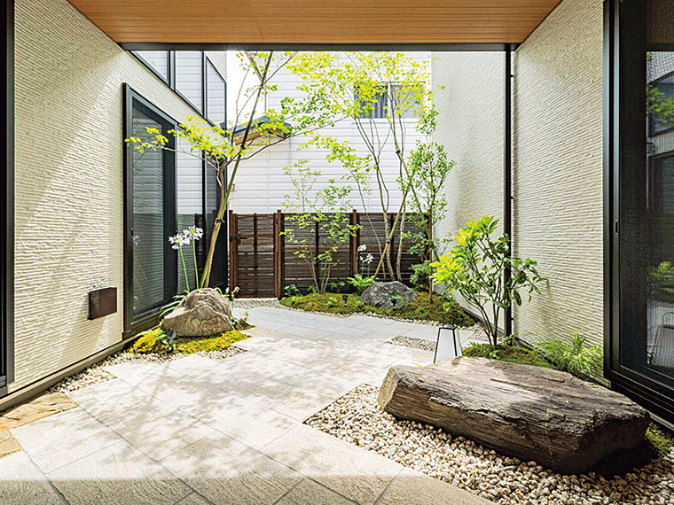 天然石やタイルを使ったり、住宅の雰囲気に合わせた庭木の植樹なども行う　