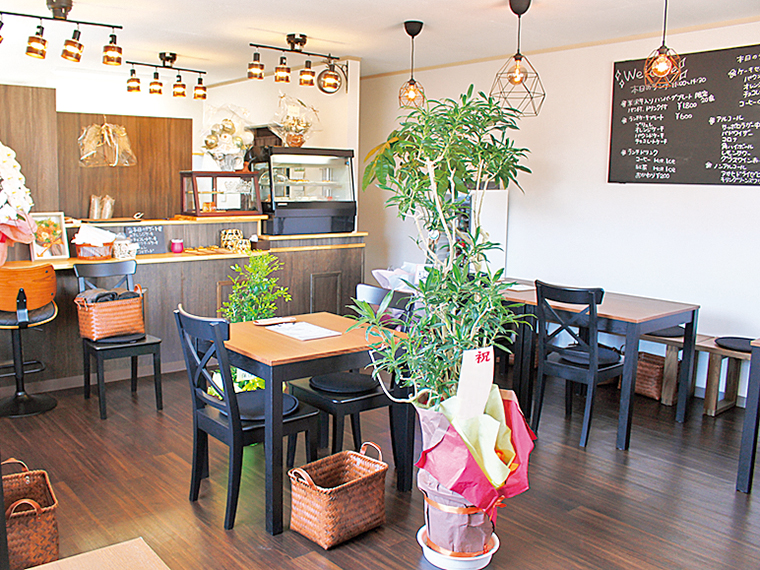 人も愛犬も落ち着ける店内。ドリンクはテイクアウトもOK