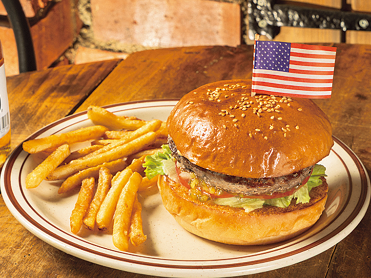 「ハンバーガー（ポテト付き）」（1,330円）。ソフトドリンクの他、アルコールも豊富に用意。