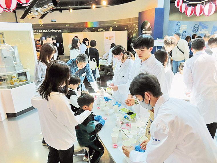 「実験・工作コーナー」の様子