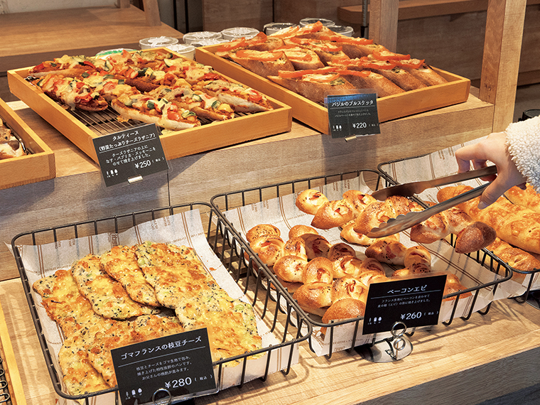 ずらりと並んだ焼き立ての美しいパン。お客さんの多くが入店と同時に目を輝かせ、お気に入りや季節限定を選んでいく