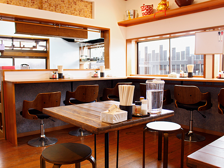 夜の営業では、ビールや日本酒なども提供する。一緒に締めのラーメンも味わって