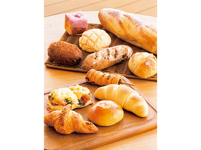 「揚げカレーパン」（302円）、「天然酵母くるみぶどう」（389円）など、ハード系から総菜系まで多彩なパンが勢揃い