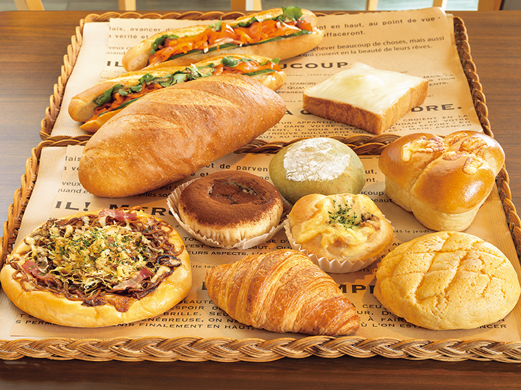 焼きそばとたっぷりのキャベツをのせて焼き上げた「お好み焼きパン」（左下260円） など、他にはないユニークなパンも揃う