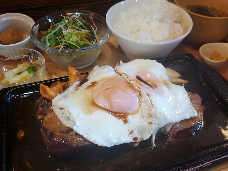 豚角煮を見て頭をよぎった、目玉焼きと角煮が「各2」！