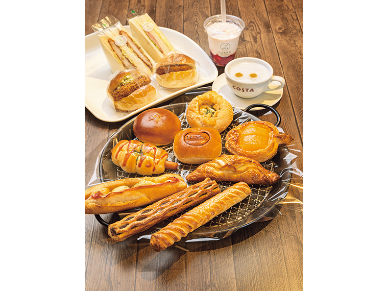 棒状デニッシュやサンドイッチなど、片手で食べられるパンが揃う。LUKKAの焼印入りはホイップクリーム入りあんぱん