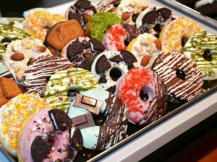 色とりどりの可愛らしいドーナツ。夜に食べてもヘルシーなのがうれしいポイント