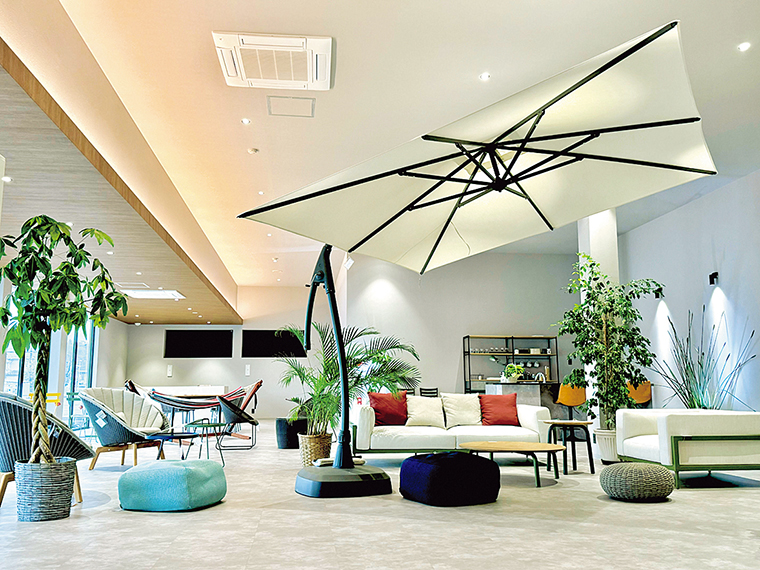 福島店のショールームの様子。庭で使えるファニチャーを多数展示