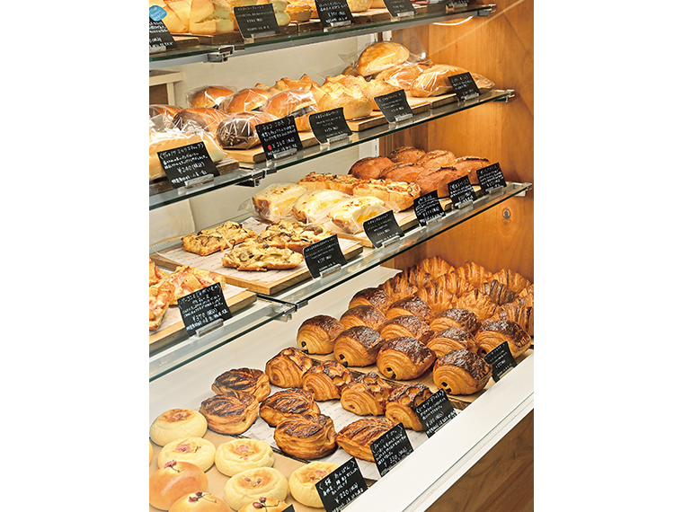 季節限定も含め、毎日20から30種類ほどがラインアップ。パンの他、焼き菓子やケーキも人気