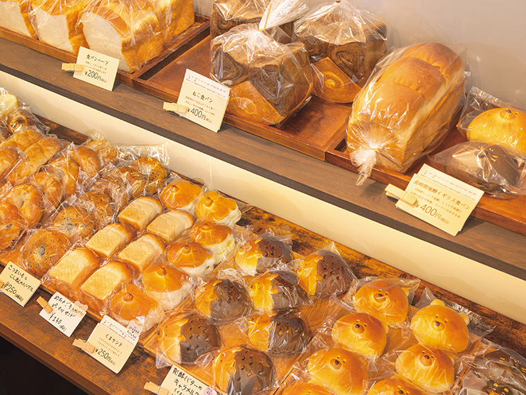 ネコ、クマ、ハリネズミといった動物パンのバリエーションが大人気。パリッとしたフランスパンベースの総菜パンは、ワインなどお酒にも合いそう