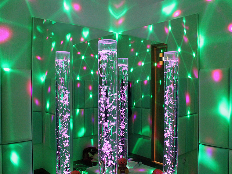 音や光、色などを組み合わせてリラックスできる環境を整え、自己選択や情緒の安定を促す