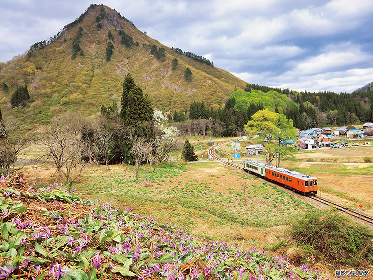 【蒲生岳を背景に走る只見線列車（南会津郡只見町蒲生地内）※2024年5月上旬撮影】［撮影機種：Canon EOS R5、手持ち撮影、絞り優先、シャッター速度1／500、F16、推奨レンズ11～24mm（超広角レンズ）］