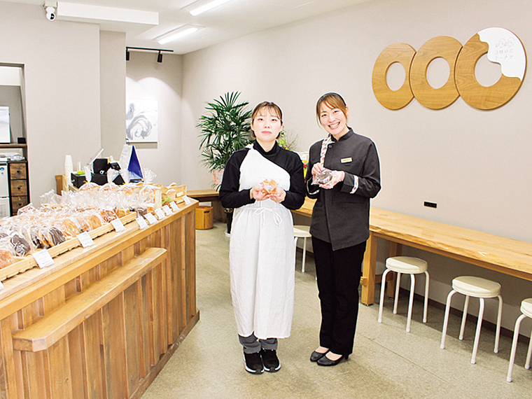 女性スタッフが中心に活躍。店内ではイートインも可能