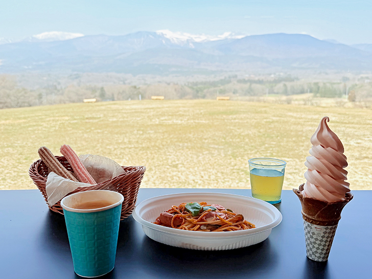 イートイン、テイクアウトどちらも可能。パスタなどのフード、デザート、ドリンクがそろう