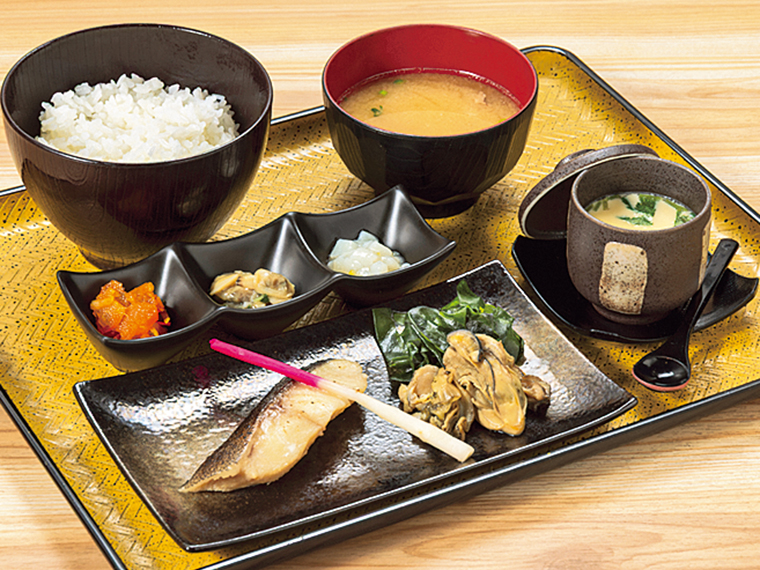 「極上ギンダラ漬魚定食（カキ入り）」（2,000円）。「蔵粕海」のギンダラ、カキを使用