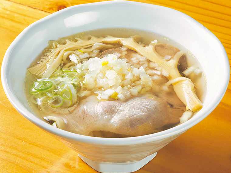 基本の「牛骨醤油ラーメン」（950円）。澄んだスープは白醤油で味付け。麺は福島県奨励品種の小麦「夏黄金」を使用している