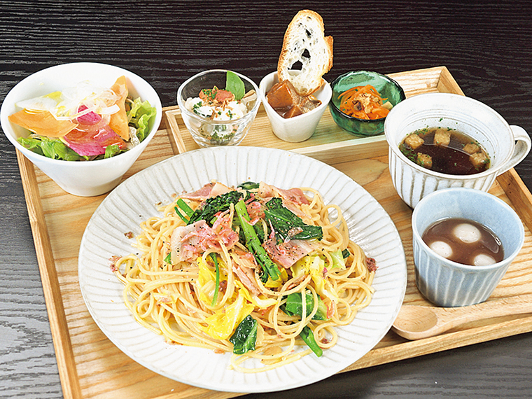 メニューの一例。「桜エビと春野菜のSAKURA風味のパスタset」（サラダ、汁物、キャロットラペ付きで1,350円、小鉢2種類と白玉ぜんざいが付くセットは1,700円）