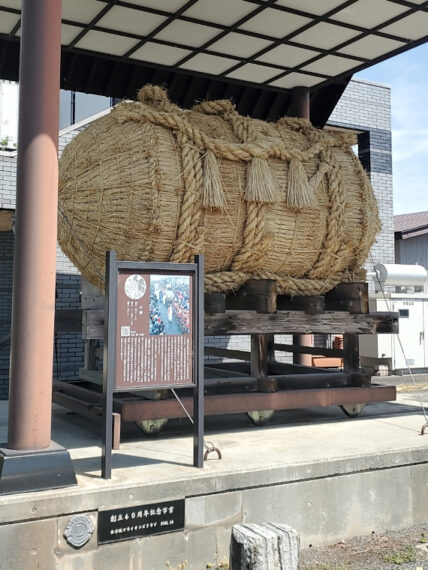 会津坂下町の奇祭“大俵引き”。定食部も五穀豊穣をお祈りします