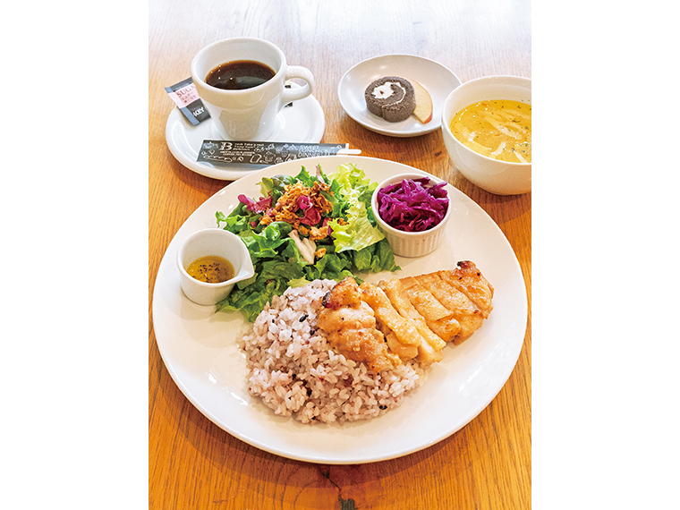 「美糀ランチ」（1,500円）。ポークかチキンが選べるメイン、黒米ご飯、サラダ、ピクルス、スープ、デザート、ドリンク付き