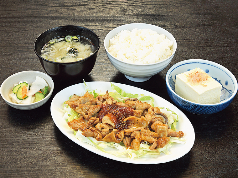 ご飯、味噌汁、漬け物、冷奴が付く「ホルモン定食」（900円）