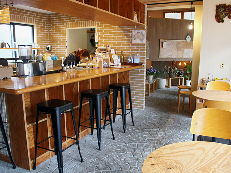 店内は陽の光が心地良いテーブル席とカウンター席